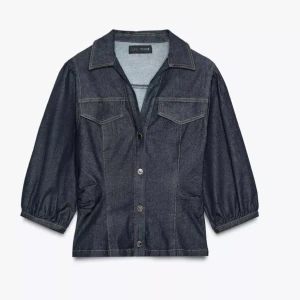 Mörkblå denimtröja från Zara - Säljer denna slutsålda mörkblå denimkofta från Zara med trekvartsärmar och markerad midja. Använd 1 gång 