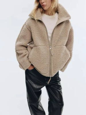 Beige teddyjacka  - Supermjuk och oversized teddyjacka i beige med hög krage och stora fickor framtill. Säljer då den inte används så mycket!💓