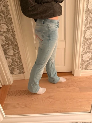 Nelly  ljusblå bootcut jeans - Ordinarie pris: 699kr  Säljer dessa superfina jeans från Nelly som inte kommer till användning. Köpta i april 2025, men inte använda mycket. De är väldigt väldigt stretchiga, så bli inte rädd över bilderna.