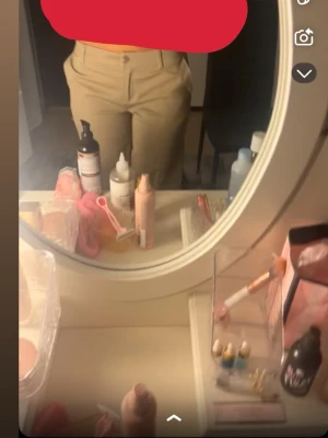 Beige chinos med raka ben - Säljer ett par snygga beige chinos med klassisk knapp och dragkedja framtill. Byxorna har raka ben och fickor både fram och bak. Perfekta för dig som gillar stilrena och enkla plagg. Passar till många olika outfits och har en skön passform. Har använt den en gång som ni ser på bilden , ja väljer o sälja den eftersom jag har gott ner i vikt 