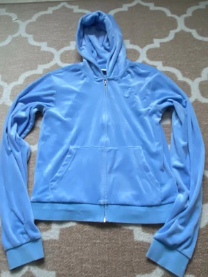 Juicy couture zip up! - Ljusblå zip up hoodie från juicy couture! Den är oanvänd så man får lappen med, dock sitter den inte fast på tröjan då jag klippte bort den när jag fick den💕pris kan diskuteras!
