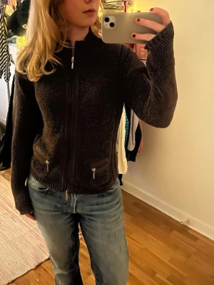Brun virkad tröja - Jätte fin brun virkad långärmad. Produkten har en liten krage och fina små detaljer på framsidan. Storleken står ej, men skulle säga den passar någon med s/m. 💋