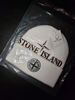 Stone Island mössa - Vit Stone Island mössa med prislapp. Helt ny! Passar både män och kvinnor