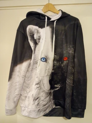 Hoodie - Vit o svart varg Ficka fram 
