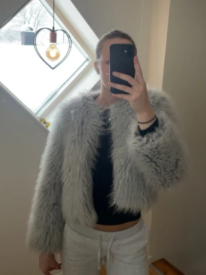 Fusk pälsjacka  - Så fin grå pälsjacka i croppad modell. Från Zara i bra skick. Går tyvärr inte att stänga. 