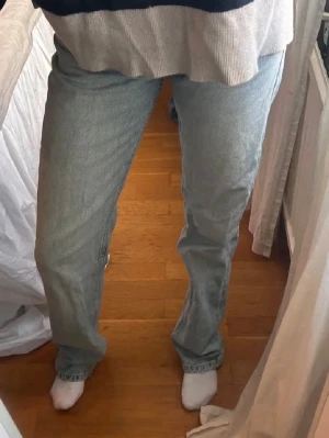 Ljusblå raka jeans från Zara  - Säljer ett par ljusblå jeans med rak passform och klassisk femficksdesign. Jeansen har normal midja och är tillverkade i ett mjukt bomullsmaterial. Perfekta till vardags för en avslappnad look.