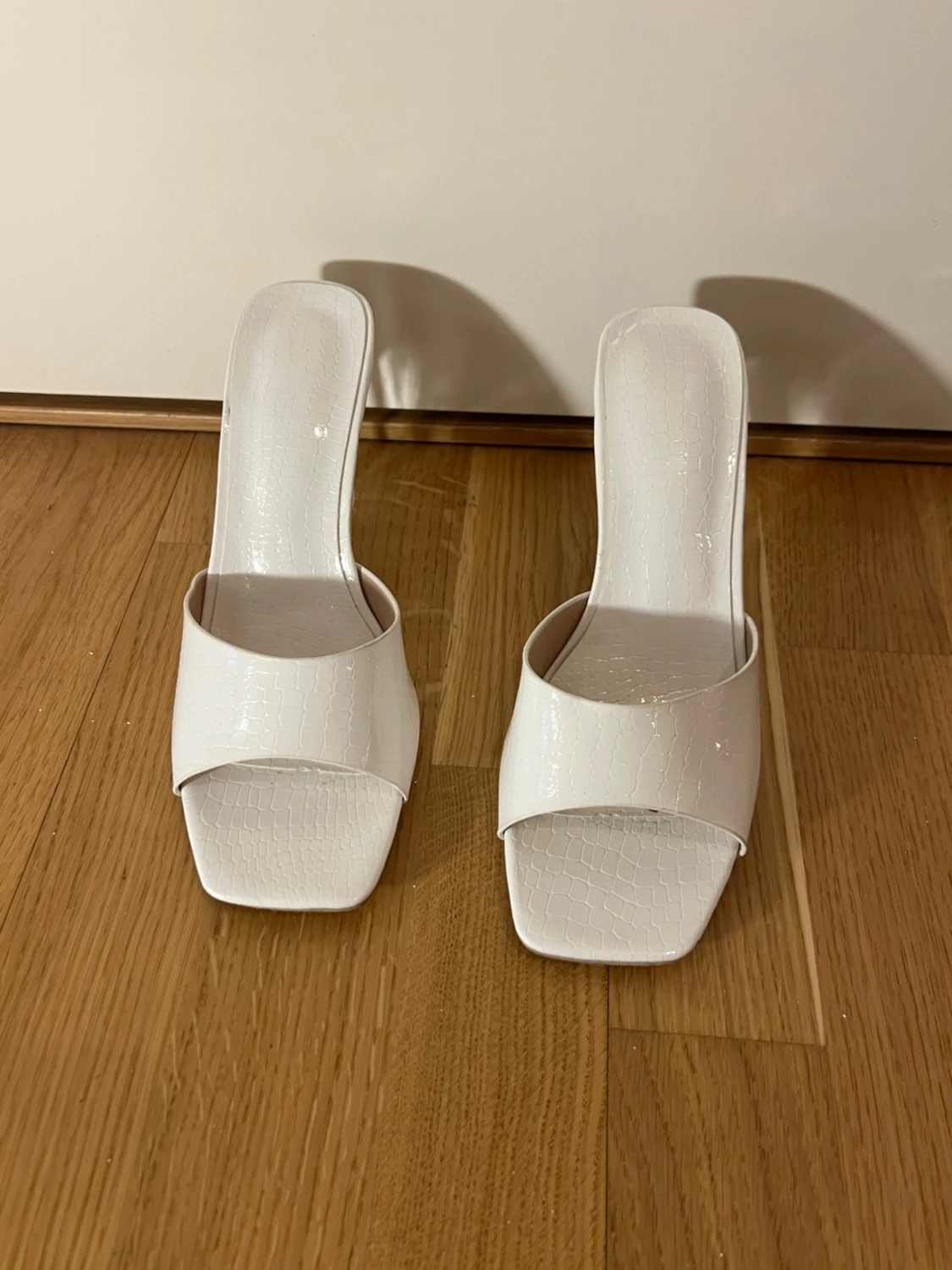 Vita sandaler med transparent klack