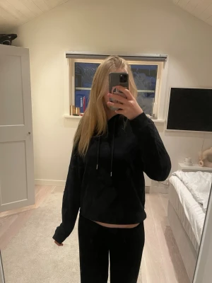 Svart hoodie - Säljer nu en svart hoodie i mycket bra skick. Lappen är bortklippt så jag vet inte vilken storlek eller vilket märke. Men jag skulle gissa att den är en S eller M i storlek. Hör av er för fler frågor💗