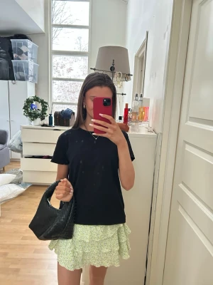 Blommig volangkjol med shorts - En jättefin lime gul/grön kjol från Zara. Perfekt med shorts under. Storlek 13-14 (165) skulle säga som en vanlig Xs/Xxs.
