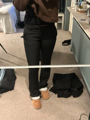 Svarta kostymbyxor (bootcut) - Tajtare kostymbyxor med bootcut stil, tyvärr blivit lite för små för mig!!💓💓