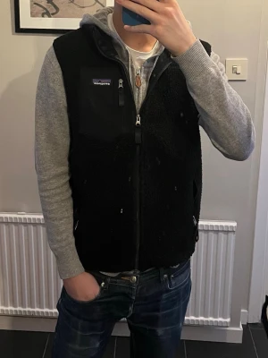 Patagonia fleece väst - Riktigt snygg Patagonia väst i strl S. Sparsamt använd i fint skick. Skriv vid frågor 