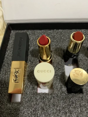 Sju röda läppstift (mini) - Säljer ett exklusivt set med sju läppstift som har olika röda nyanser. Läppstiften är mini och  oanvända. Priset 350. Paketet har en liten skada i hörnet men har inte påverkat innehållet. 