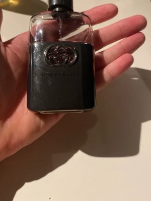 Gucci Guilty parfym herr - Hej säljer nu min parfym som inte är använd mycket de är en burk av 50ml o är ungefär 40 ml kvar säljer pågrund av att jag sluta använda den när jag köpte andra parfymer