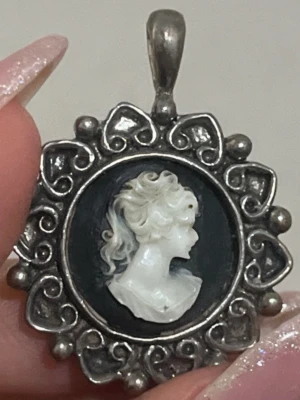 Carmé Vintage hänge - Mammas gamla så fin! Använder inte silversmycken (inte äkta silver vad jag kan se) men den är så fin som ett konstverk. Lite cool men ändå elegant och bär nog på en fin historia! Den önskar hitta ett annat hem✨