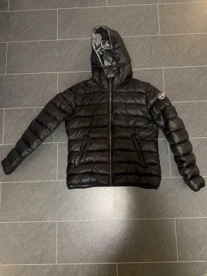 Svart Dunjacka från Colmar storlek 48 - Nu säljer jag min svarta dunjacka från colmar i storlek 48. Den är köpt för ca 4500kr och är i nyskick, inga tecken på användning. Den är väldigt varm och bekväm. Lite liten i storleken därav funkar denna perfekt om man har storlek M/L, kan även funka för XL. Kan gå ner i pris vid snabb affär. Vid minsta fråga eller fundering är det bara att höra av sig. 