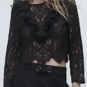 Svart spetsblus från Zara - Jättefin spetsblus som ej kommer till användning! Storlek S