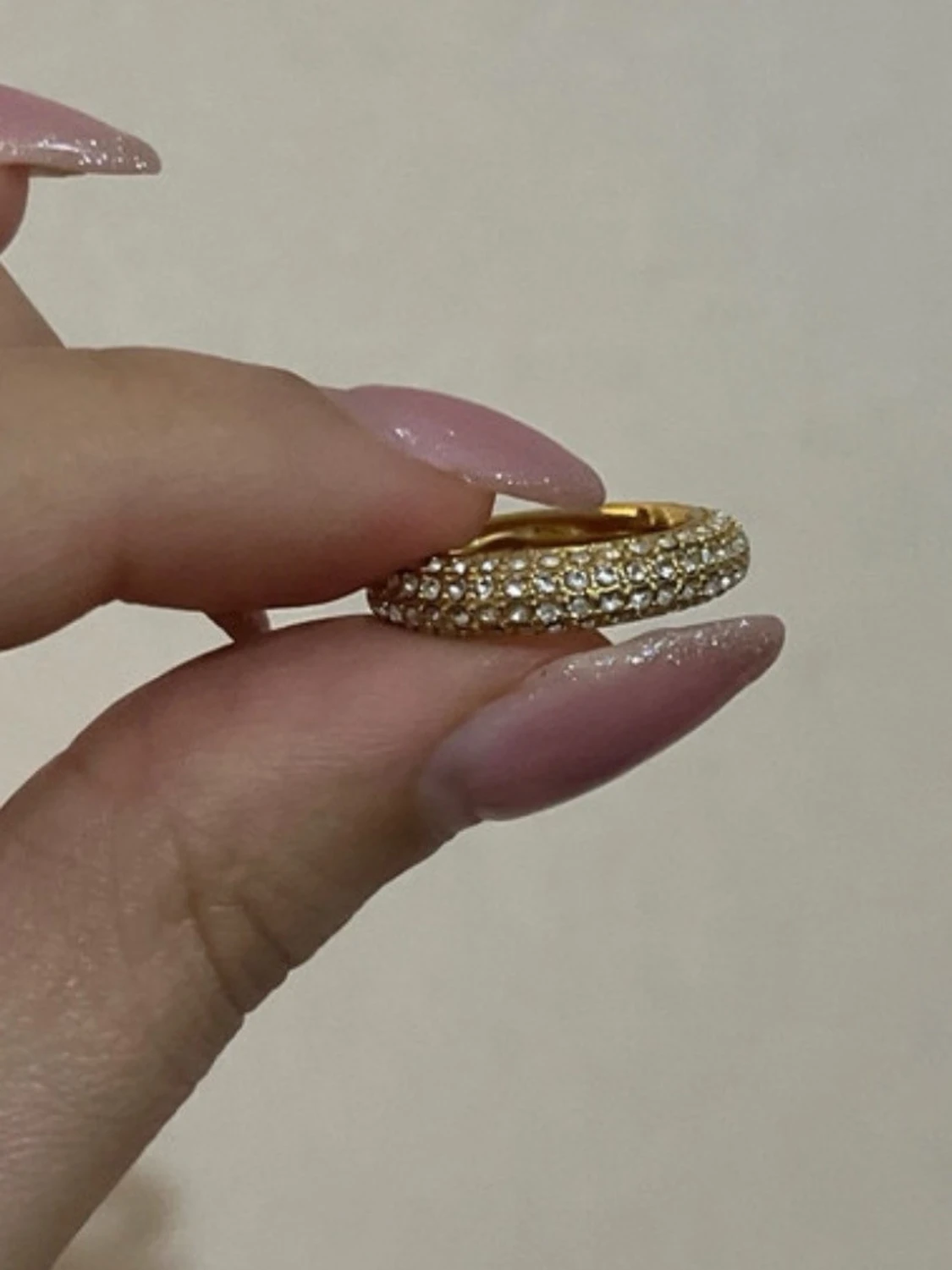 Guldig ring med stenar från EMILI - 1