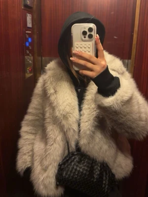 Fluffig jacka - Säljer nu min fluffiga jacka från Zara som inte kommer till användning längre. Använt kanske 10 gånger totalt, så mycket fint skick🩷