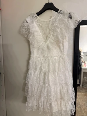 Vit spetsklänning från Bubbleroom XS - Supersöt vit spetsklänning från Bubbleroom i storlek XS. Jättefin till studenten, den köptes för 899 men säljer för 450 och endast använt en gång då under utspringet!