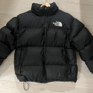 the north face jacka - Säljer en north face jacka i storlek M (liten i storlek mer som S). köptes för 3000, inga defekter osv. modell: 1996 retro nuptse jacket