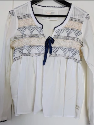Odd Molly blus  - Odd Molly blus i stl 2, motsvarar stl M. Fin rosett samt lite paljetter pyntat framtill ✨ 