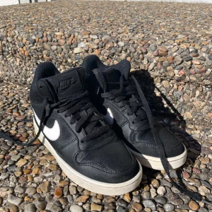 Nike skor - Tjena säljer ett par svart vita nike barn vinter/höst skor. Väldigt sköna skor till vintern