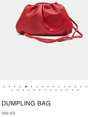 Röd clutch väska - Säljer en trendig röd dumpling bag med mjuk form och lång axelrem. Väskan har en cool, puffig look. Knappt använd!!💞💞💞