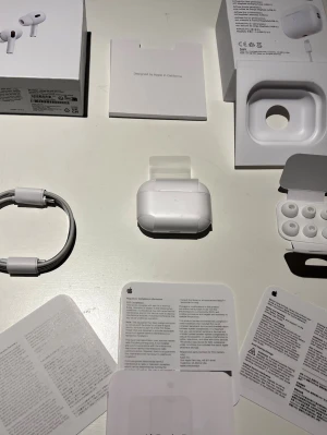 AirPods Pro 2 - Säljer ett par AirPods Pro i mycket fint skick. Komplett med originalkartong, laddningskabel, extra öronproppar i olika storlekar. Perfekt för dig som vill ha trådlösa hörlurar med aktiv brusreducering och hög ljudkvalitet. Gör en bundle med två för 1000kr och spara 260kr