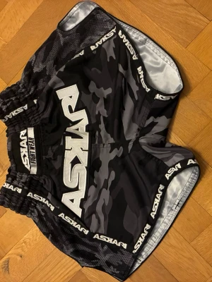 Askari muay thai shorts - Svarta muaythai shorts från Askari i storlek XS