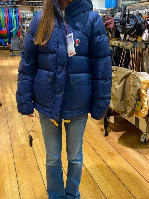 Fjällräven jacka dam expedition modellen - Säljer min jättefina fjällräven jacka i storlek S! 😊 Använd men fortfarande i väldigt bra skick💓 Skriv om ni vill ha fler bilder!! Om ni vill köpa så får ni gärna skriva! Kan gå ner lite i pris vid snabb affär!