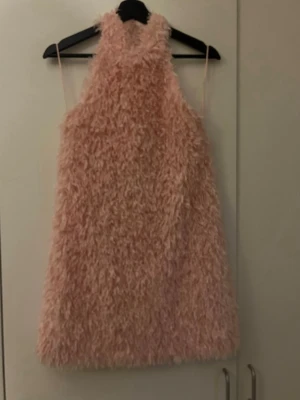 Rosa fluffig kortklänning - Superfin rosa kortklänning med fluffigt pälsliknande material. Från Zara i storlek s