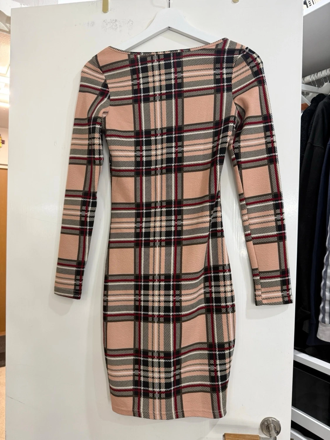 Rutig beige och svart kortklänning - 1