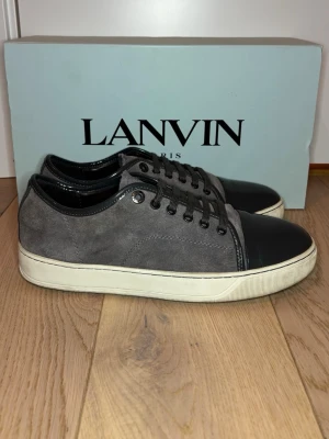 Lanvin skor - Riktigt feta lanvins i storlek 42, de är gråa och väldigt bra skick. Inga defekter, kommer endast med låda. Hör av er vid frågor 🙌