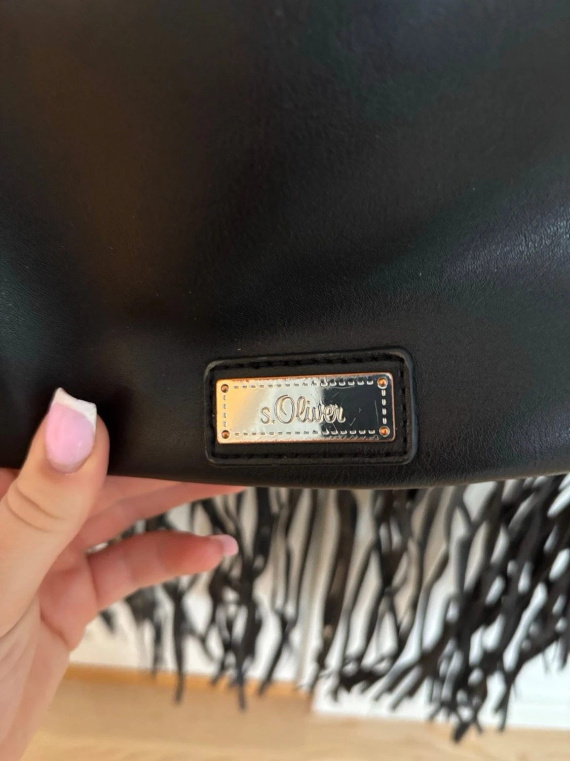 Svart axelväska med fransar från s.Oliver - 1