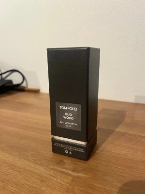 Tom Ford Oud Wood 50 ml - Tom Ford 50 ml .orginal! Andvänd jätte lite kolla själv mängden 48/50 skickas direkt efter betalning nypris:2900:-