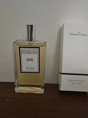 The Essence Vault 926 EdP 100ml - The Essence Vault 926 och endast testad. Mer info : https://www.theessencevault.co.uk/products/inspired-by-sauvage-elixir-926?variant=40437279195218