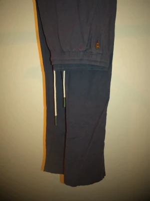 OAS Linne byxor marinblå straight fit - • Storlek:XL • Skick: mycket fint, inga defekter • Material: Linne • Nypris: 1400kr  Hör av dig om du har frågor om plagget eller annat!  Kan skickas direkt 💌 Kika gärna på mina andra annonser – samfrakt går bra!