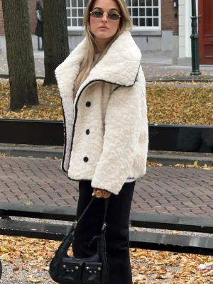 Vit teddyjacka - Super fin jacka från Gina tricot som knappt är använd. Perfekt till vinter och höst, passar xs-m!