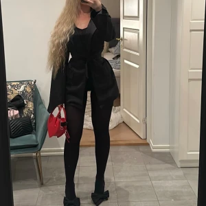 Svart blazer - Svart blazer med bälte i midjan, använt ett fåtal gånger och i väldigt bra skick