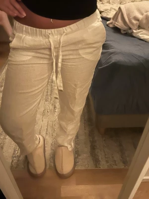 Vita linnebyxor från Mango XS - Säljer ett par fräscha vita linnebyxor från Mango i storlek XS. Byxorna har dragsko i midjan och avslappnad passform. Perfekta för chill dagar eller när du vill ha något luftigt och bekvämt. Klassisk look som fun! 🕊️