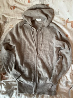Soft Goat Zip Hoodie - Säljer min Soft Goat Zip Hoodie i storlek S, greige och i riktigt bra skick. Den är knappt använd och ser nästan ny ut. Kan gå ner i pris vid snabb affär, frakt fixar jag direkt. För fler frågor eller bilder, kontakta gärna.