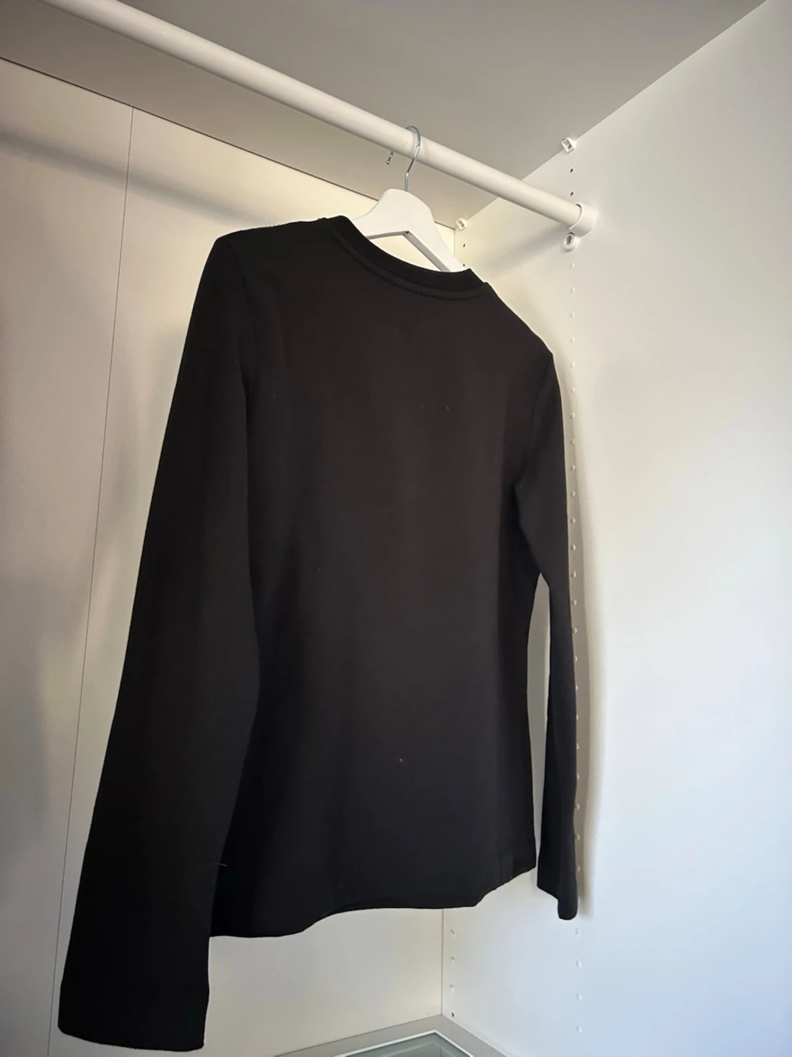 Svart tröja med blixt och nitar från Love Moschino - 1