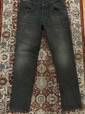 Jack and jones - Hej, säljer nu mina extremt fina jeans från märket Jack & Jones i slim passform. Jeansen är i storlek 33/32 och är fint sick. 