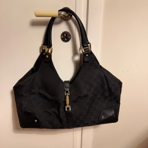 Gucci Väska Jackie - Svart Gucci Jackie large i Canva. Köpt på retro tale nyligen och använd cirka tre gånger efter köp så i otroligt fint skick! Kan gå ner i pris vid snabb affär. Dustbag medföljer.