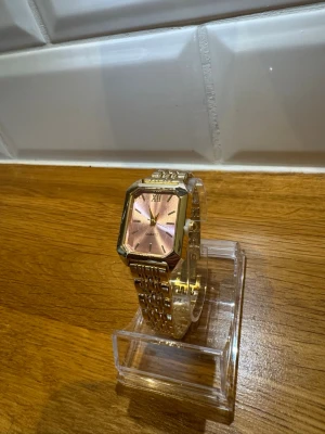 Elegant Quartz klocka  - 📦 Skickas alltid inom 24h 💬 Snabb och trygg kommunikation En liten detalj som lyfter hela din stil ✨ 