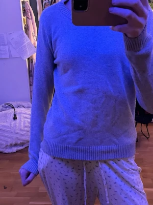 Grå stickad tröja från Vila - Mysig grå stickad tröja från Vila med rund halsringning och ribbade muddar vid ärmslut och nederkant. ganska nopprig speciellt vid armbågarna. sitter lagom tajt och inte jätte stretchigt tyg.