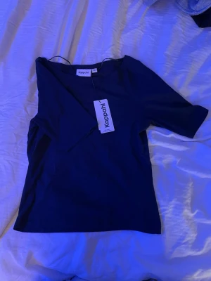 Mörkblå topp från Kappahl - mörkblå topp med halvlånga ärmar, storlek xs. pris kan diskuteras.