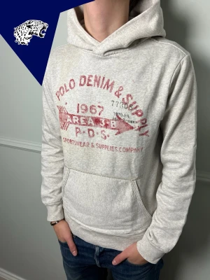 DENIM & SUPPLY HOODIE - Riktigt fet Ralph Lauren hoodie | Skick: 7/10 (Fläck finns. Ej testat att tvätt bort) | Strl: S | Modellen är 180cm | Hör av dig vid intresse eller om du undrar någonting! 