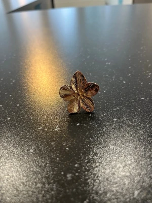 Blom ring - Söt blommring väldigt bra skick. Föreslå pris! Hör av er om ni har frågor🩷