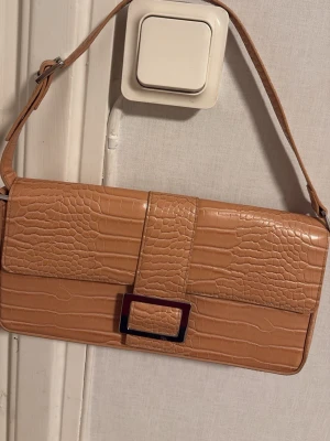 Väska  - Säljer en beige axelväska från Monkl, har nara använts ett fåtal gånger 🫶